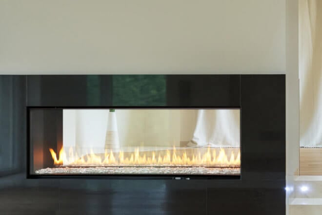 Montigo Exemplar R420ST fireplace shown between a living and dining room
