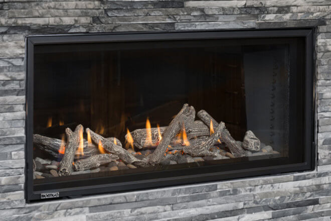 Montigo DelRay Linear DRL3613 fireplace with speckled stones and driftwood