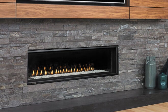 Montigo DelRay Linear DRL4813 fireplace in a modern setting